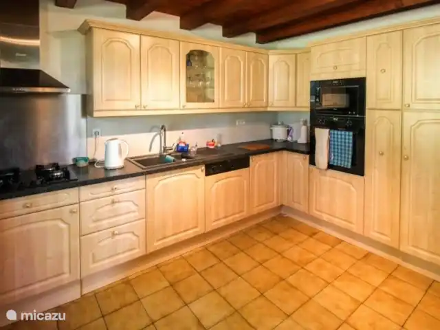 Les Ramonets - en pleine nature - privé | France, Lot, Castelnau-Montratier - maison de vacances La cuisine est bien équipée avec tout ce dont vous avez besoin pour cuisiner.