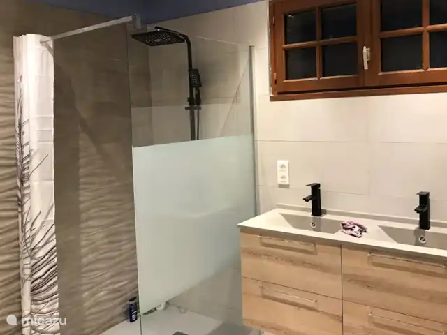 Les Ramonets - en pleine nature - privé | France, Lot, Castelnau-Montratier - maison de vacances La salle de bain dispose d'une douche à l'italienne et de deux vasques.