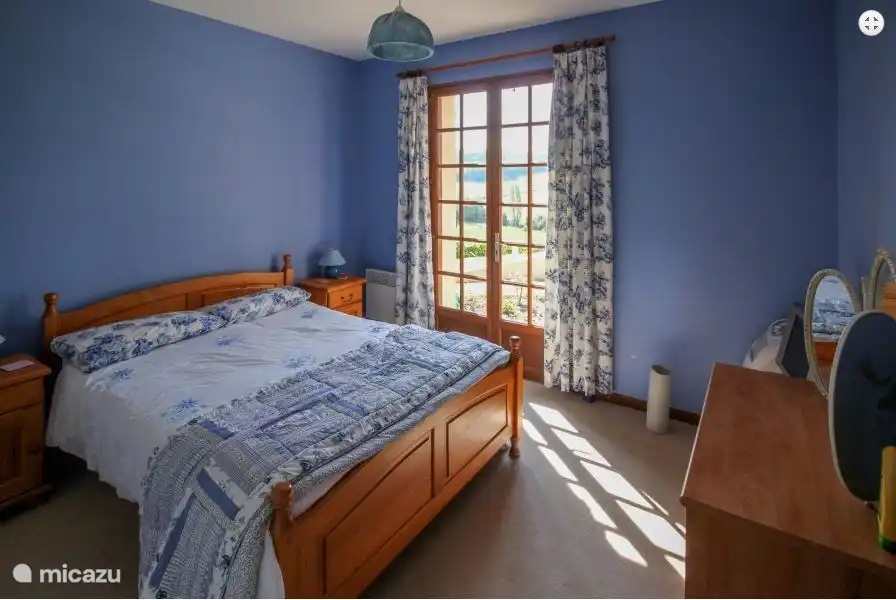 bed 140 x 190 with mattress topper