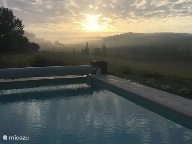 Les Ramonets - en pleine nature - privé | France, Lot, Castelnau-Montratier - maison de vacances Le soleil levant perce les nuages.