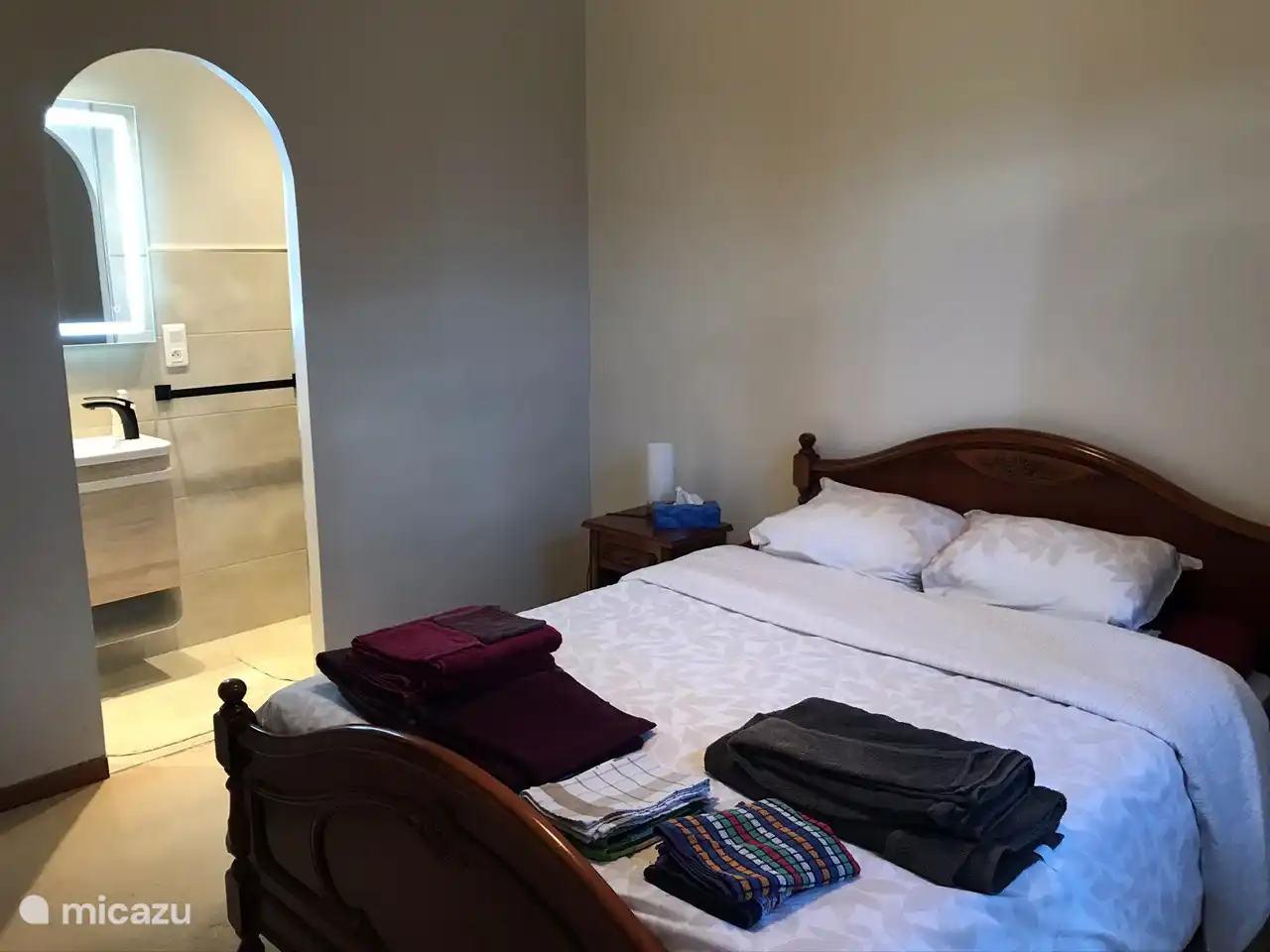 The Master has an annex with shower, toilet, sink and a bed 140 x 190 with topper