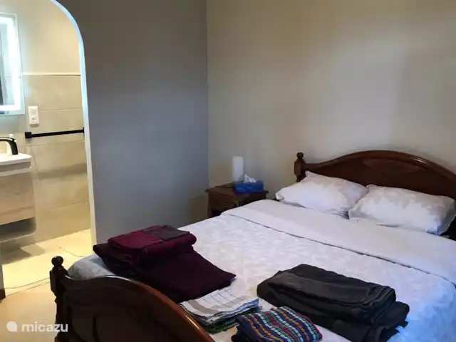 Les Ramonets - en pleine nature - privé | France, Lot, Castelnau-Montratier - maison de vacances La Master dispose d'une annexe avec douche, WC, lavabo et d'un lit 140 x 190 avec surmatelas