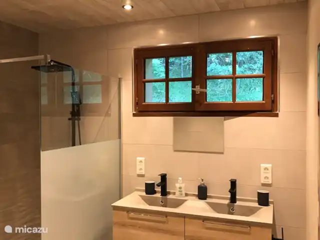 Les Ramonets - en pleine nature - privé | France, Lot, Castelnau-Montratier - maison de vacances La salle de bain a une douche à l'italienne et 2 vasques