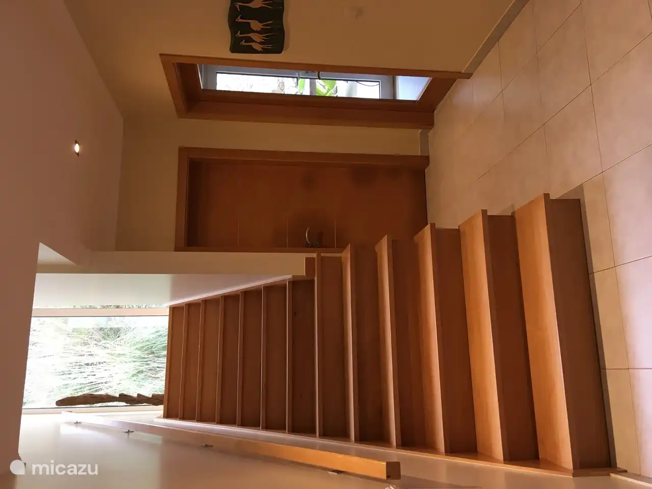 ..Halle mit der Treppe zum Boden..