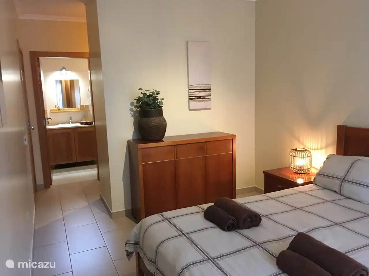 Elternschlafzimmer mit begehbarem Kleiderschrank!