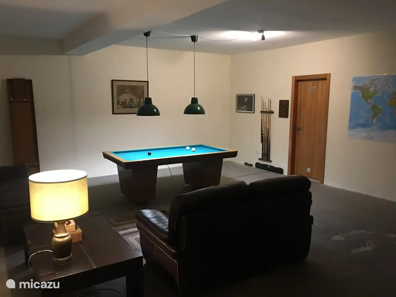 Ruhebereich mit Billard, Dusche, WC und Waschmaschinenraum.