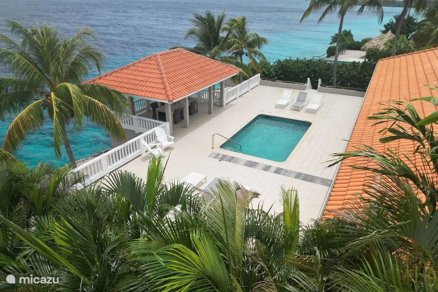 Die große Terrasse mit Sonnenliegen und schönem Swimmingpool.