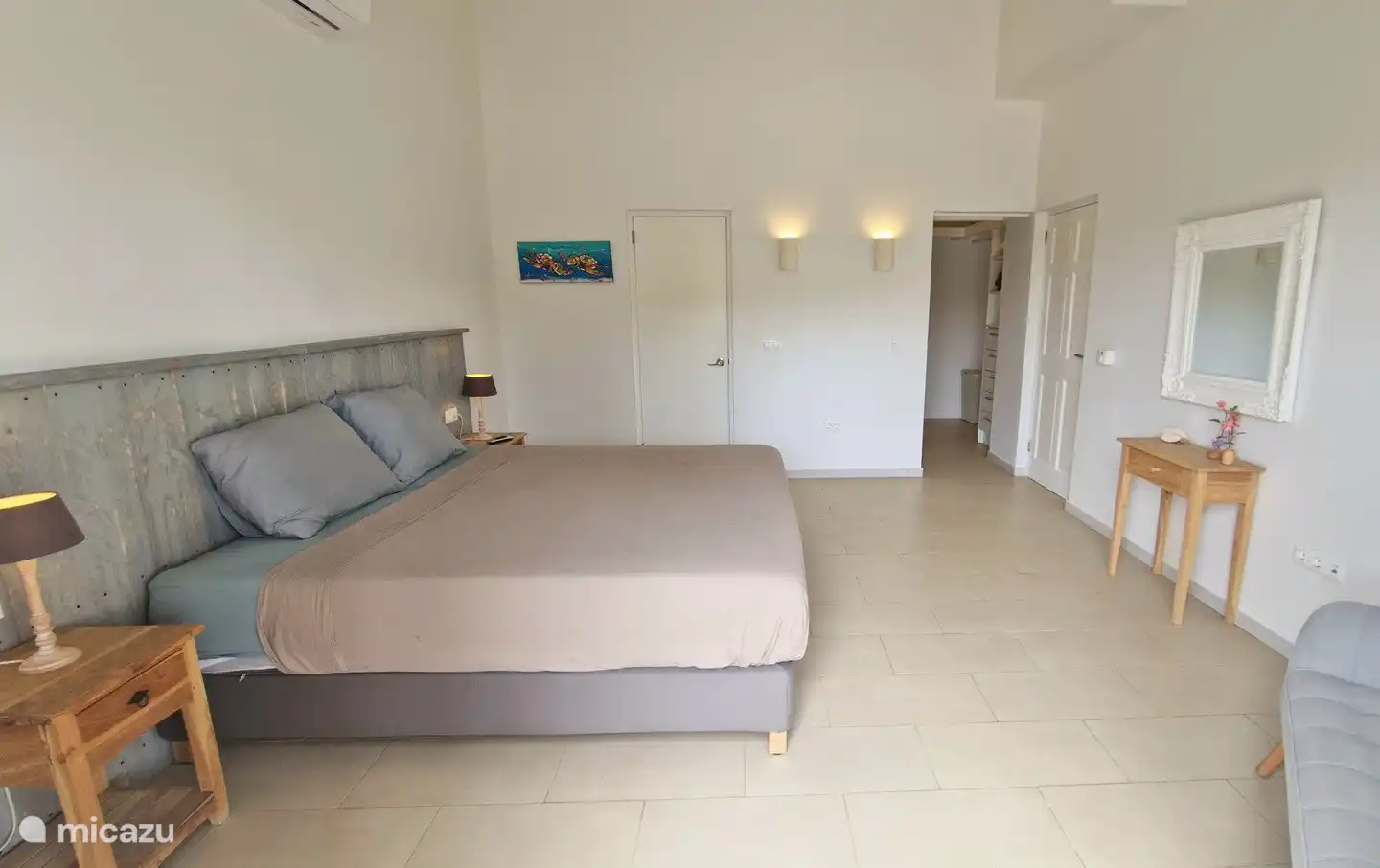 Schlafzimmer 1 mit französischen Türen, begehbarem Kleiderschrank und eigenem Badezimmer