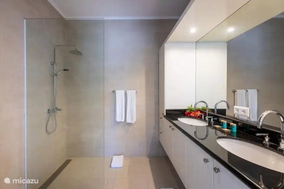 Das En-Suite-Badezimmer von Schlafzimmer 1