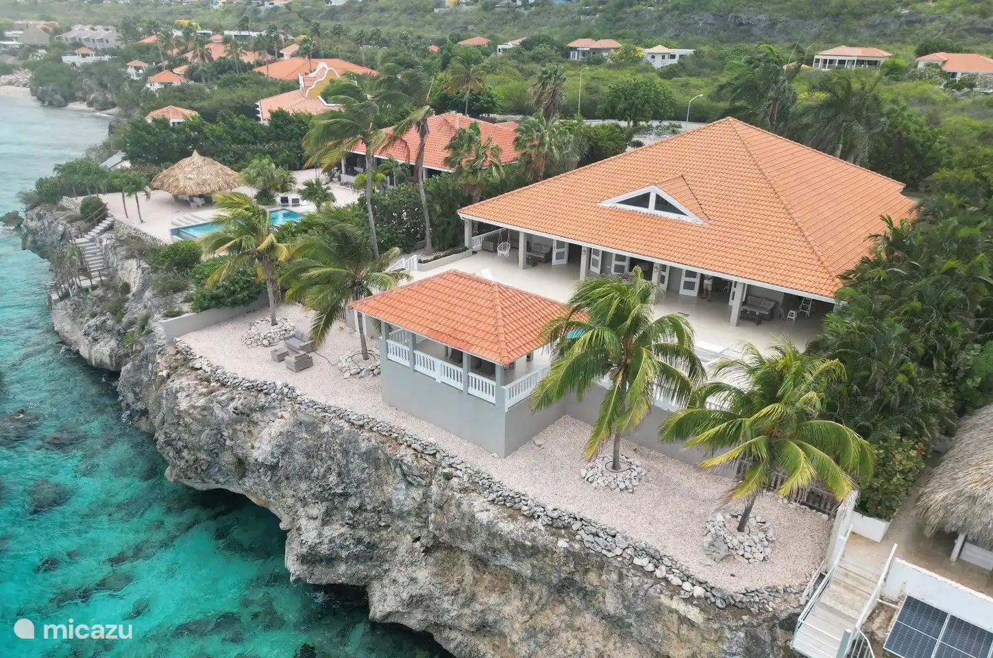 Villa 8 liegt direkt am Meer.