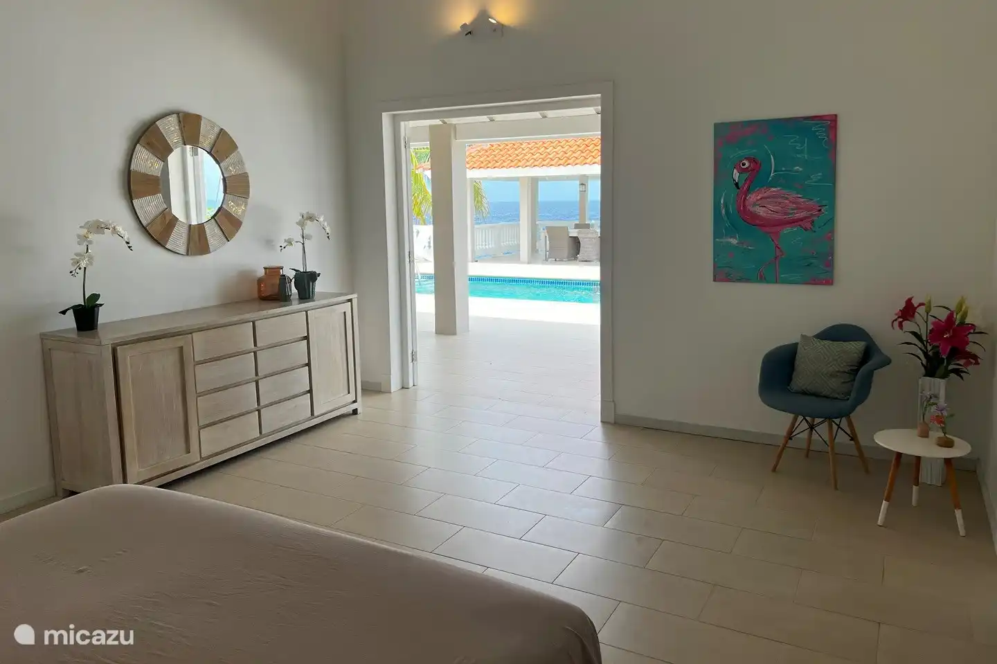 Schlafzimmer 4, Blick vom Bett auf den Pool und das Meer