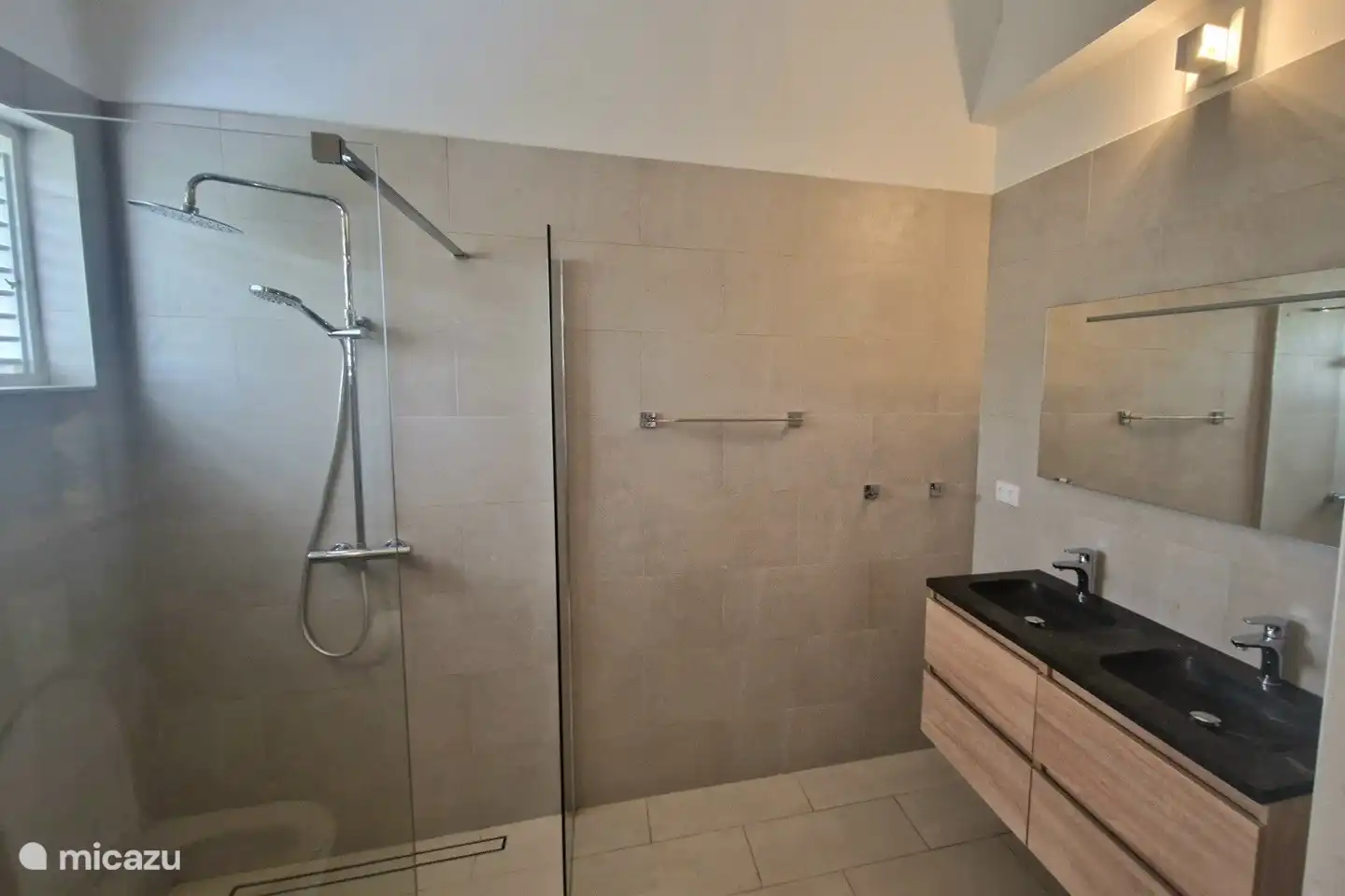 Das geräumige Badezimmer von Schlafzimmer 4