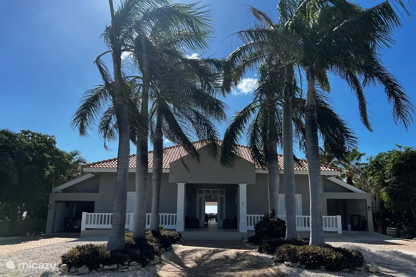 Der Eingang. Tropischer geht es nicht.