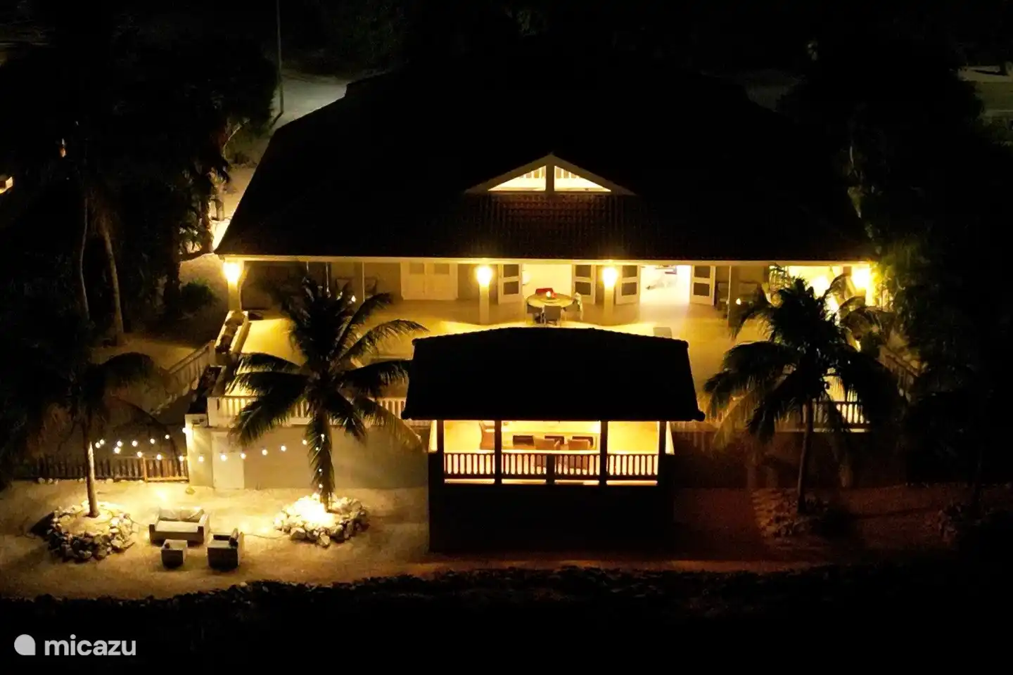 Wunderschön beleuchtete Poolterrasse und Hinterhof