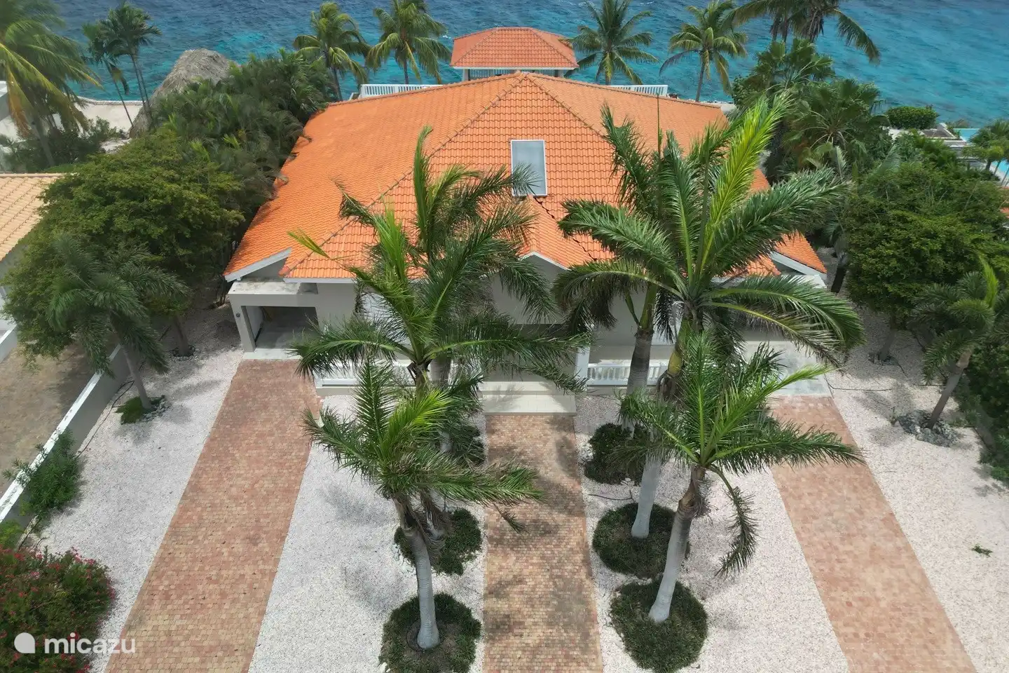 Ein Blick aus der Vogelperspektive auf die Vorderseite der Villa Ocho