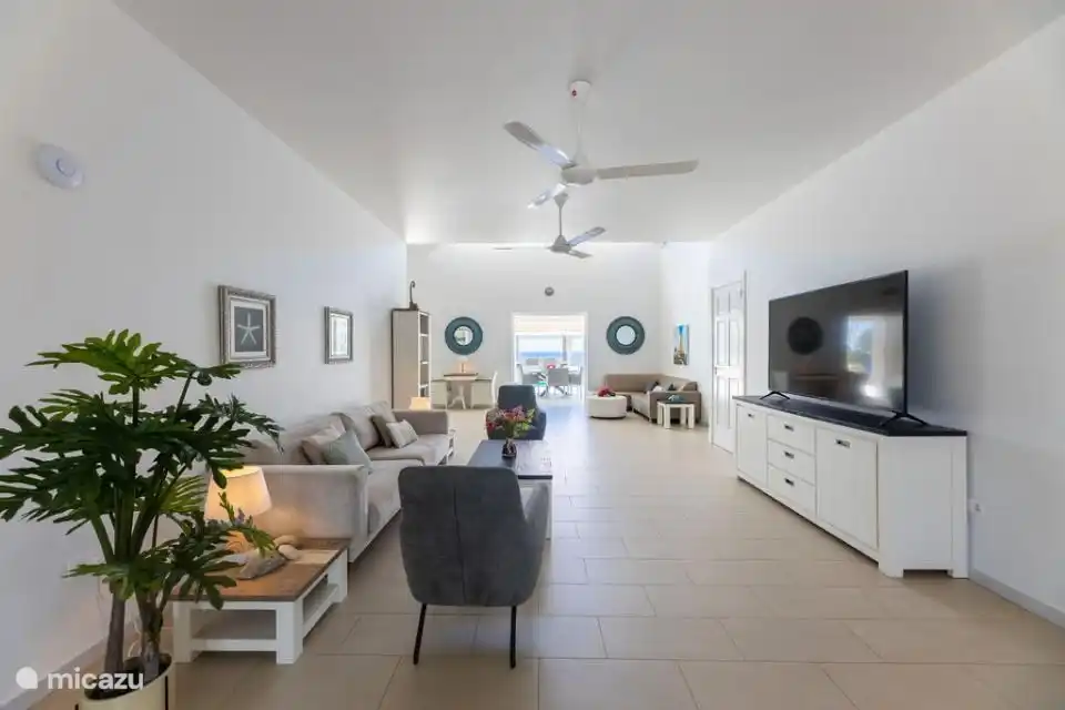 Das geräumige Wohnzimmer mit schönen Deckenventilatoren. 