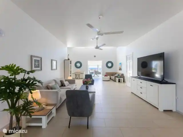 Villa Ocho | Curaçao, Banda Abou (ouest), Coral Estate, Rif St.Marie - villa Le salon spacieux avec de jolis ventilateurs de plafond.