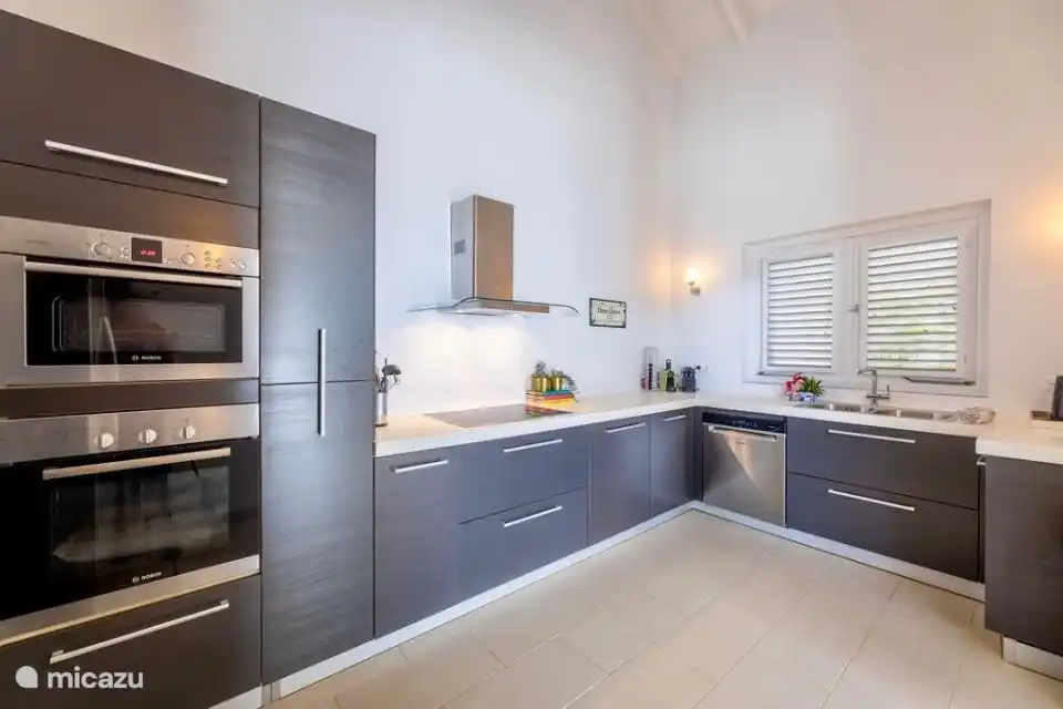 Die schöne, geräumige offene Küche mit Einbaugeräten.