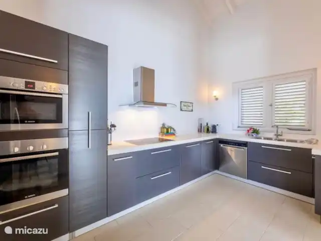 Villa Ocho | Curaçao, Banda Abou (ouest), Coral Estate, Rif St.Marie - villa La belle et spacieuse cuisine ouverte avec appareils électroménagers intégrés.