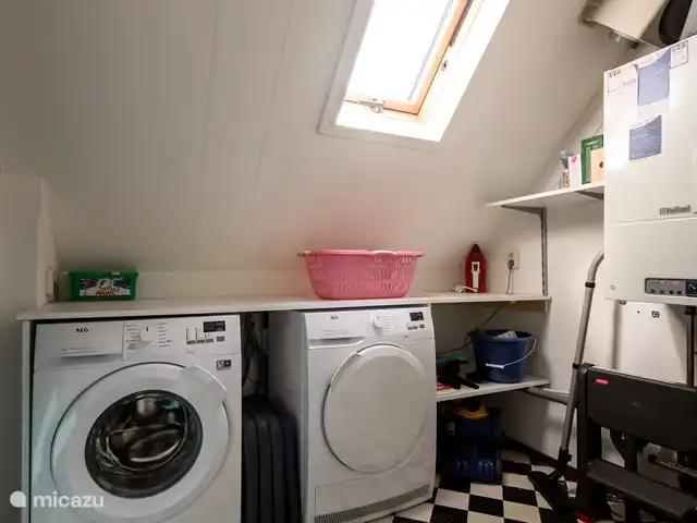 Maison de vacances Clara | Pays-Bas, Gueldre, Lunteren - bungalow Une machine à laver et un sèche-linge à condensation sont disponibles dans la buanderie.