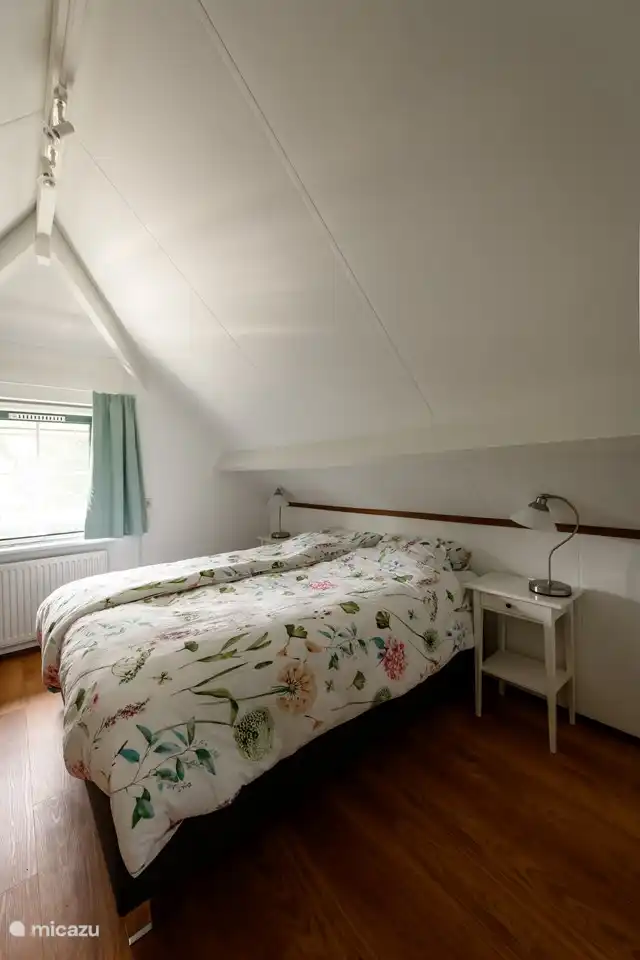 Auf den feinen Boxspringbetten lässt es sich in den ruhigen, frischen Schlafzimmern wunderbar entspannen.