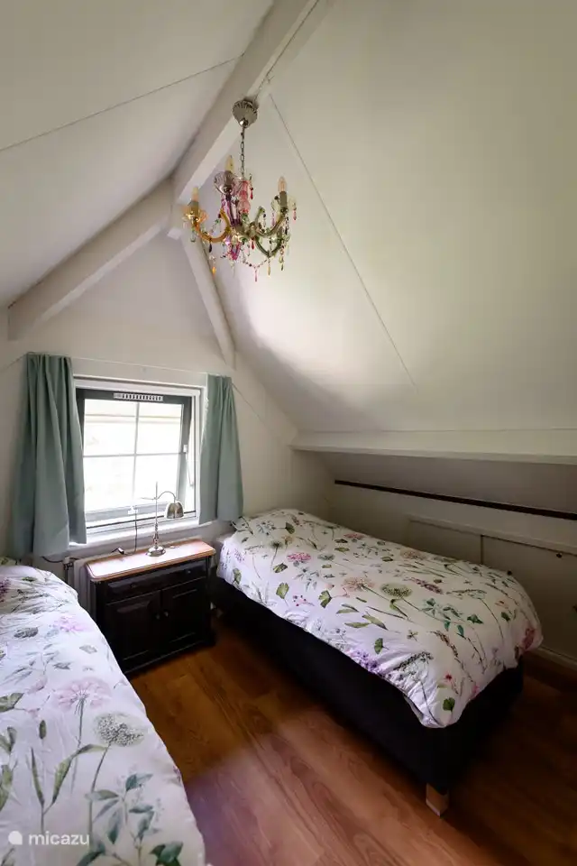 Auf den feinen Boxspringbetten lässt es sich in den ruhigen, frischen Schlafzimmern wunderbar entspannen.