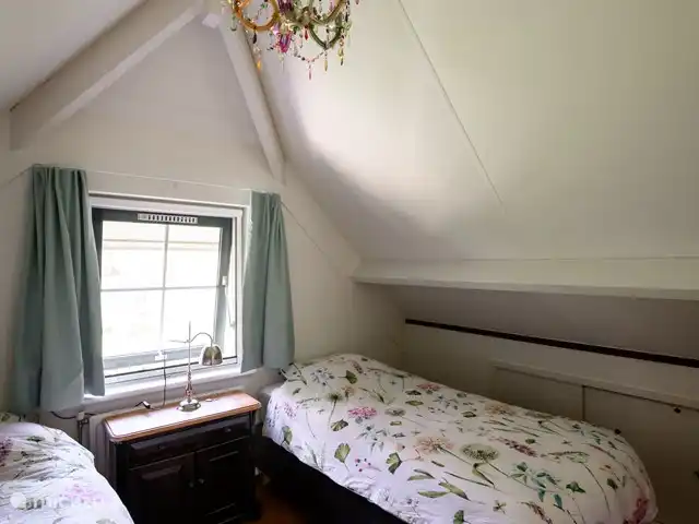 Maison de vacances Clara | Pays-Bas, Gueldre, Lunteren - bungalow Il est merveilleusement relaxant dans les chambres calmes et aérées sur les sommiers à ressorts fins.