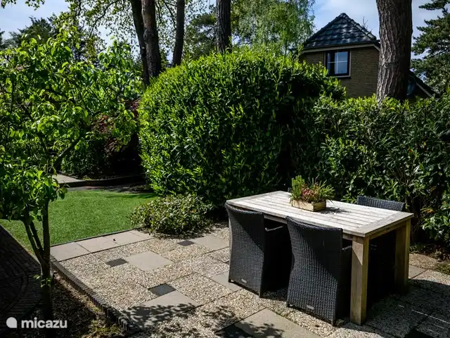 Maison de vacances Clara | Pays-Bas, Gueldre, Lunteren - bungalow Vous pouvez profiter de l'intimité dans la cour arrière ensoleillée.