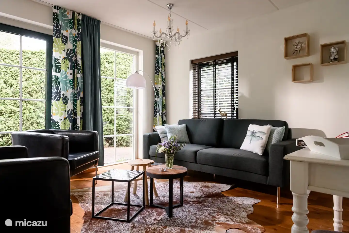 Die attraktive Sitzecke im gartenorientierten Wohnzimmer mit Terrassentüren zur großen Terrasse.