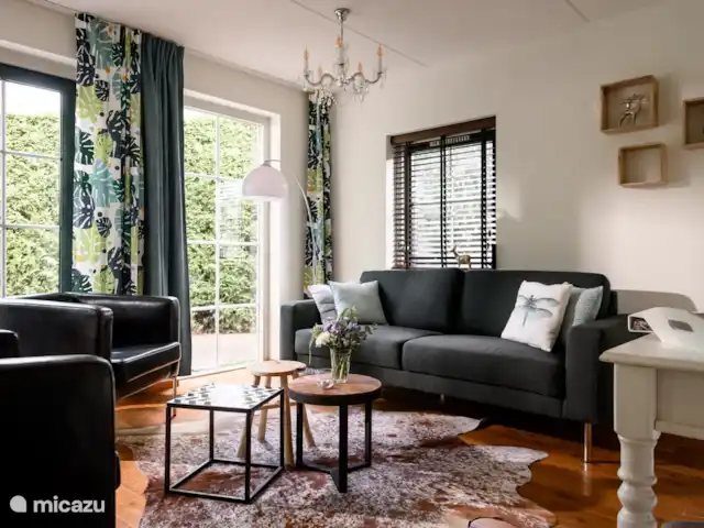 Maison de vacances Clara | Pays-Bas, Gueldre, Lunteren - bungalow Le joli coin salon dans le salon orienté jardin avec portes-fenêtres donnant sur la grande terrasse.