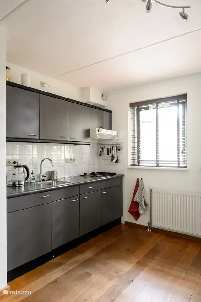 Die Küche verfügt über einen Geschirrspüler, eine Kombi-Mikrowelle und ist komplett ausgestattet.