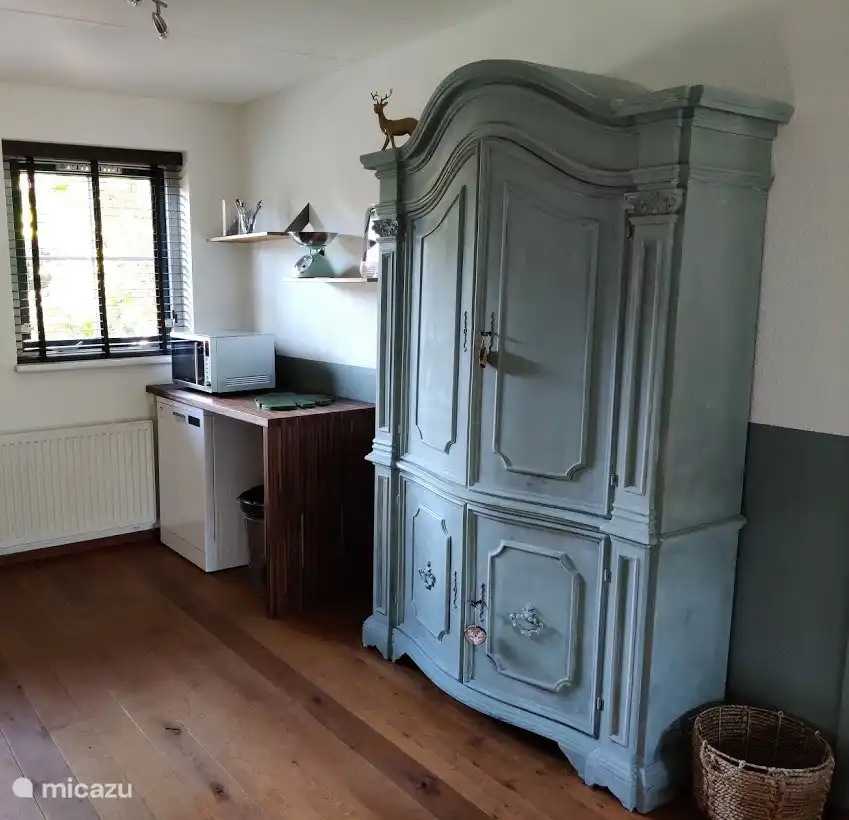 Die Küche verfügt über einen Geschirrspüler, eine Kombi-Mikrowelle und ist komplett ausgestattet.