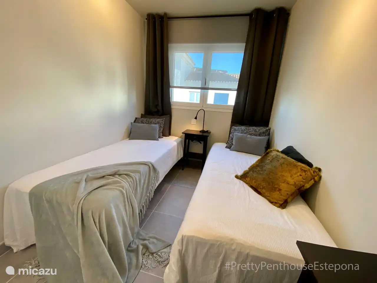 Second bedroom with two twin beds...