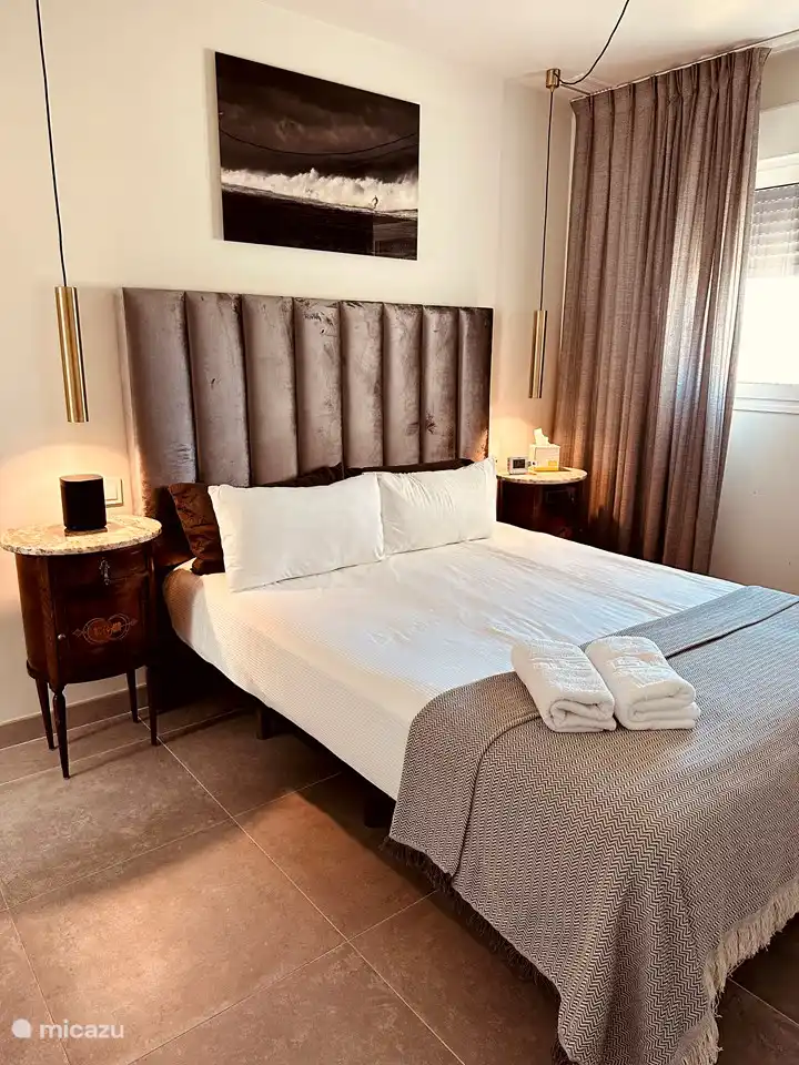 Master bedroom with central air conditioning and Sonos sound speaker