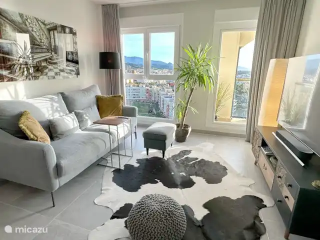 Joli Penthouse Estepona | Espagne, Costa del Sol, Estepona - penthouse Salon avec vue magnifique et TV 65.