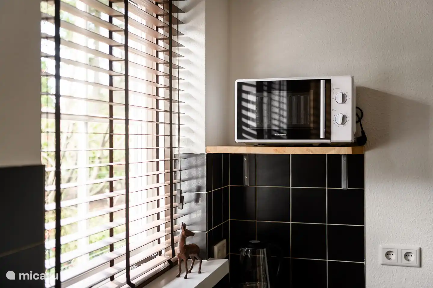 aparte de un horno hay un microondas