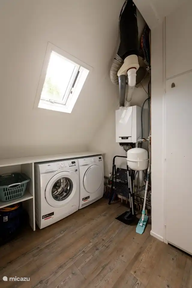 Una lavadora y una secadora de condensación están disponibles en el lavadero.