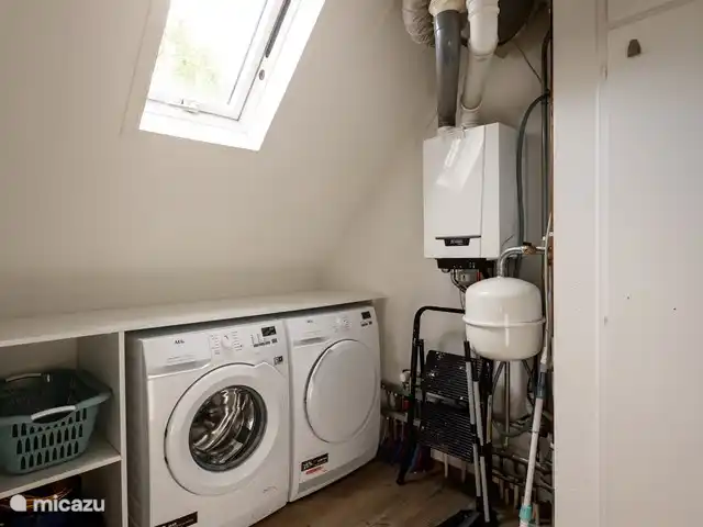 Maison de vacances Marianne | Pays-Bas, Gueldre, Lunteren - bungalow Une machine à laver et un sèche-linge à condensation sont disponibles dans la buanderie.