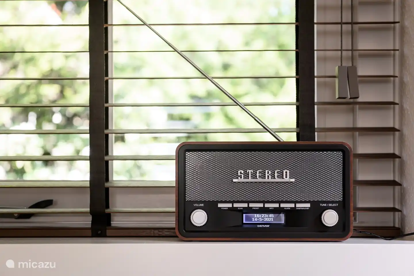 Además de conexión de fibra óptica, WiFi y una Smart TV donde podrás transmitir tus canales favoritos (Netflix, Disney+, etc.), el bungalow cuenta con una radio DAB+ para tu playlist favorita.