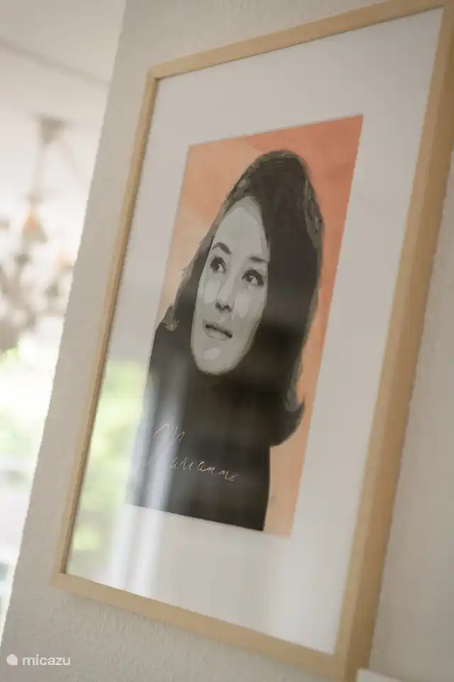 Marianne, la siempre alegre y acogedora dadora de nombres del bungalow, inmortalizada como Popdraw https://www.popdraws.com/