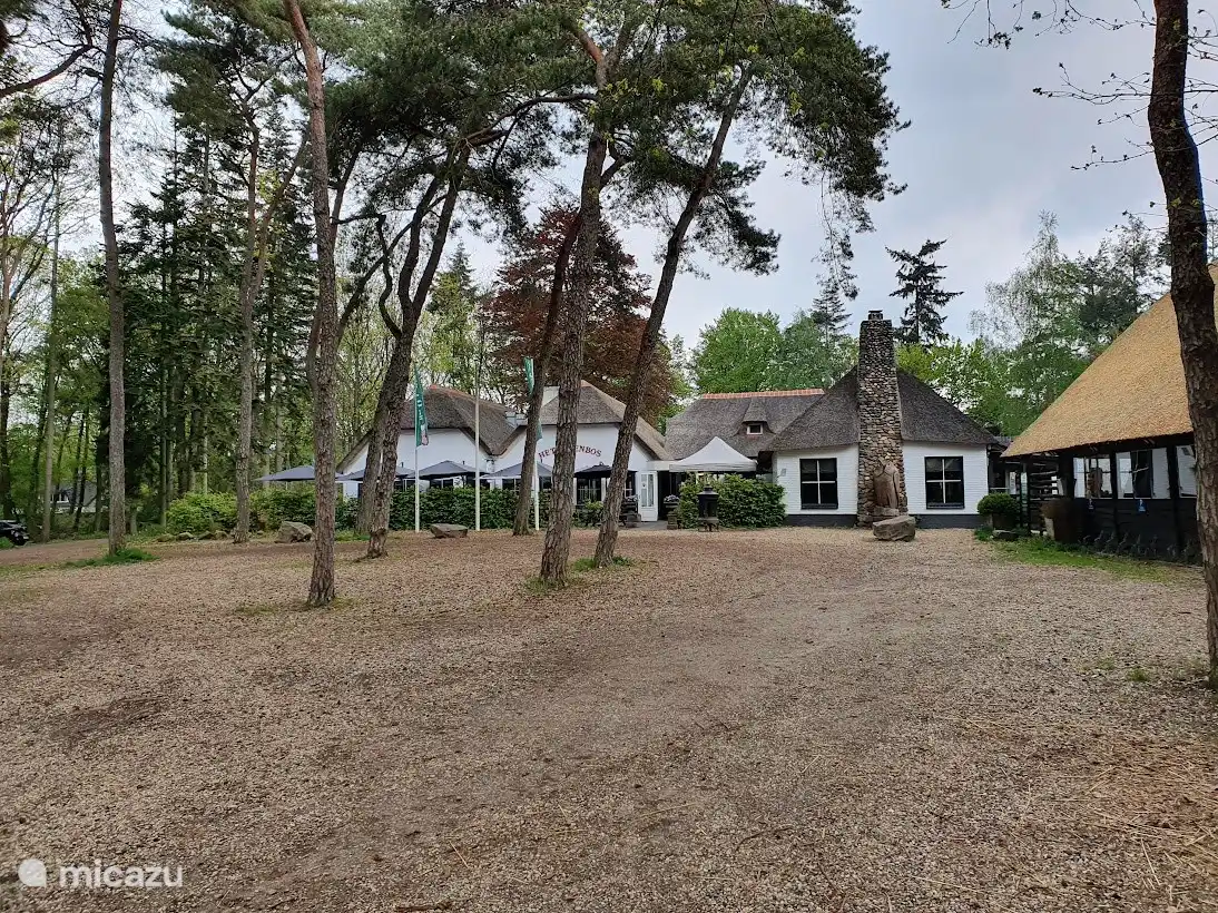Pannenkoekenhuis Het Uilenbos se encuentra justo al lado de la salida peatonal del parque.