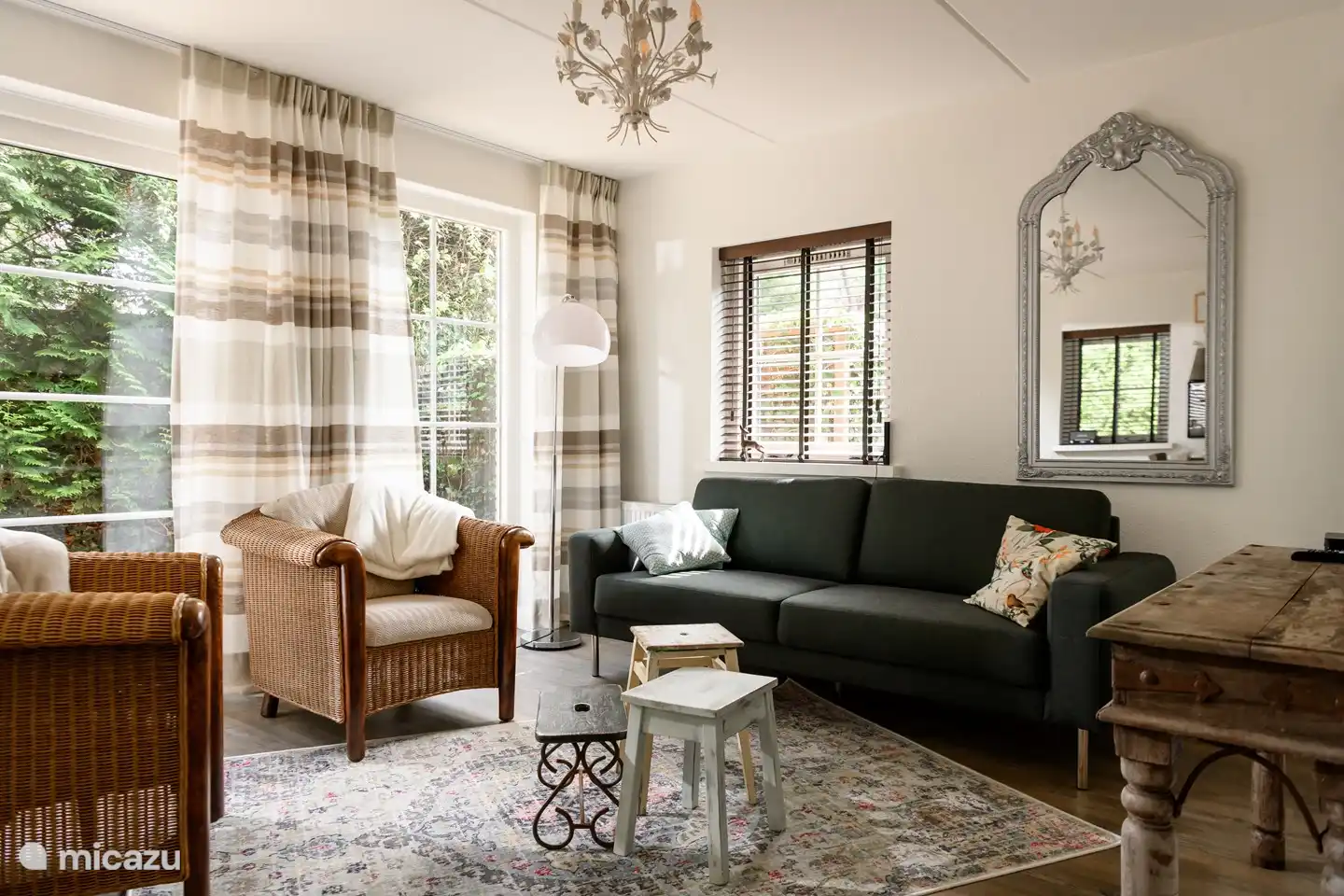 La acogedora sala de estar ofrece acceso directo a la terraza en el soleado patio trasero a través de las puertas del patio.