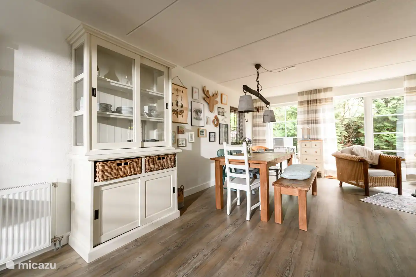 En el atractivo comedor pueden disfrutar cenando y jugando juntos.