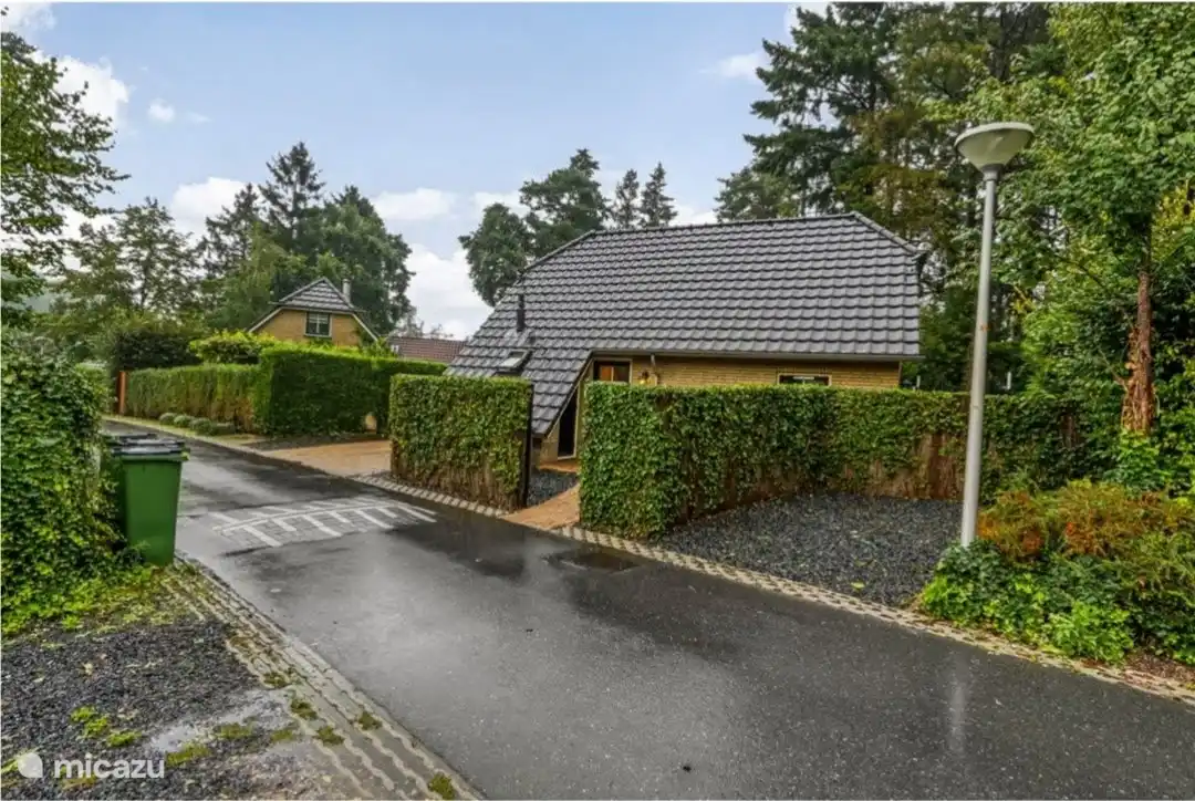 El bungalow dispone de dos plazas de aparcamiento privado.