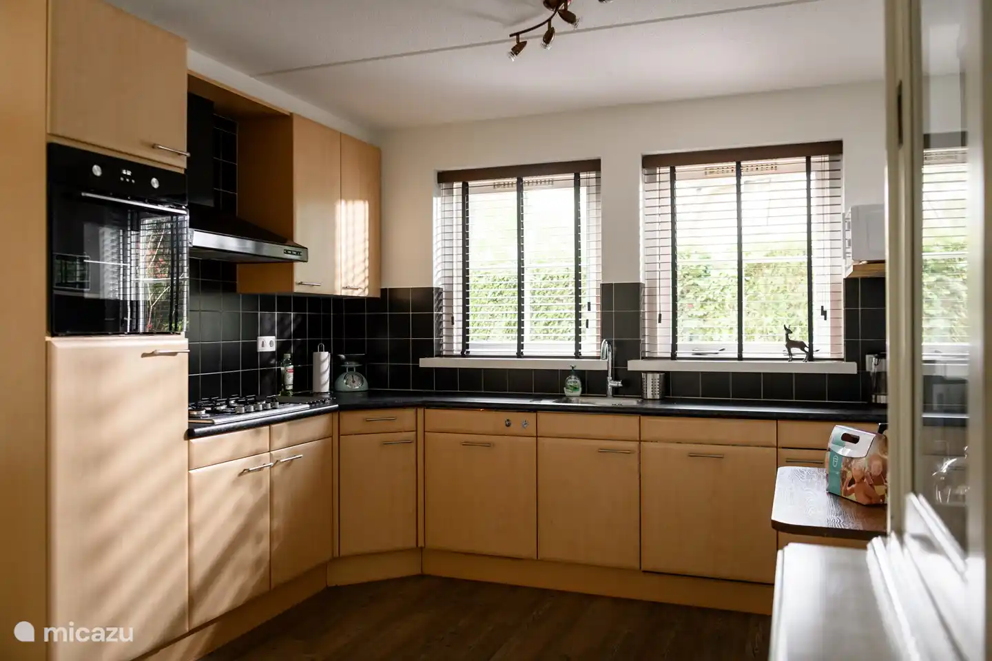 La cocina dispone de lavavajillas, horno, microondas, cafetera de filtro y también está totalmente equipada.