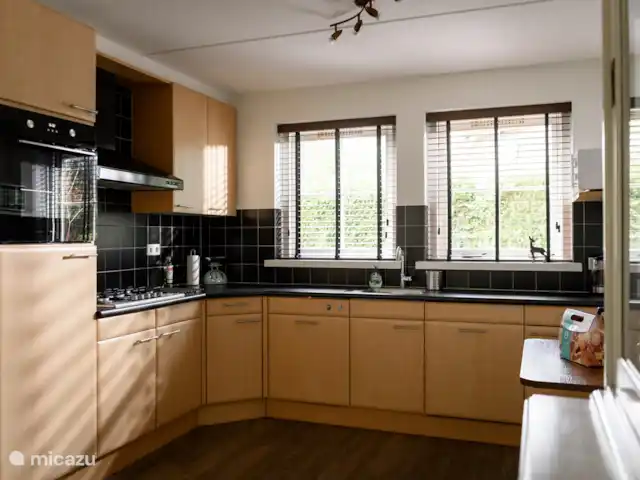 Maison de vacances Marianne | Pays-Bas, Gueldre, Lunteren - bungalow La cuisine est équipée d'un lave-vaisselle, d'un four, d'un micro-ondes, d'une cafetière à filtre et est également entièrement équipée.