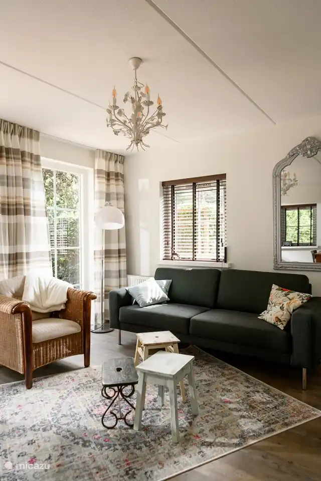 En la atractiva sala de estar es rápidamente acogedor.