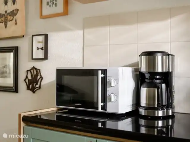 Maison de vacances Louise | Pays-Bas, Gueldre, Lunteren - bungalow Le micro-onde et la machine à café filtre.
