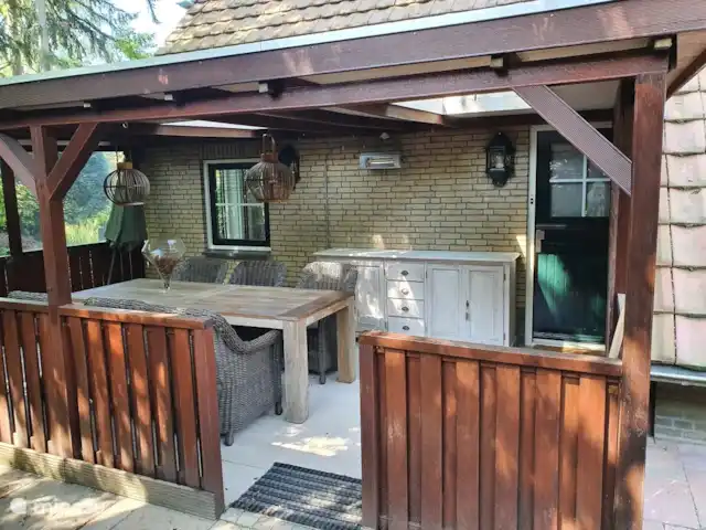 Maison de vacances Louise | Pays-Bas, Gueldre, Lunteren - bungalow Même pendant une douche, vous pouvez profiter de la forêt sur la terrasse couverte avec chauffage de terrasse.