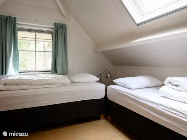 Maison de vacances Louise | Pays-Bas, Gueldre, Lunteren - bungalow Il est merveilleusement relaxant dans les chambres calmes et aérées sur les sommiers à ressorts fins.